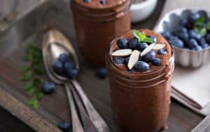Čokoladni chia puding z borovnicami